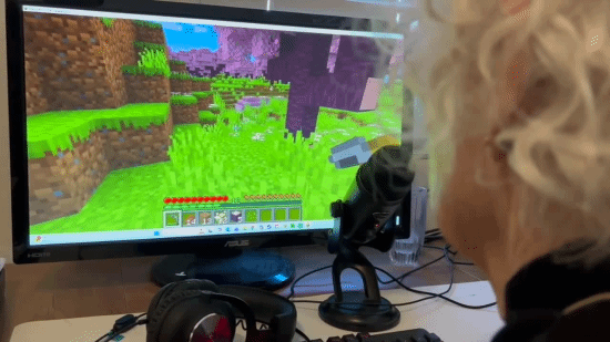 81岁高龄奶奶直播玩游戏意外爆红！可背后藏着的故事却让人心里一揪