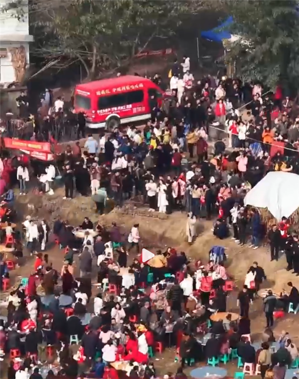 重庆一女子呼喊网友“杀猪”引来上千人中国电信紧急增设临时5G基站