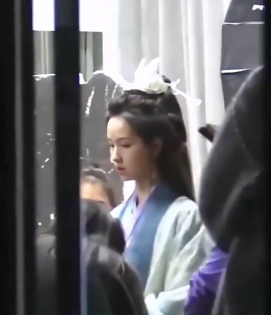 陈都灵《剑来》路透图惊艳全网！一袭蓝绿仙裙尽显清冷仙气