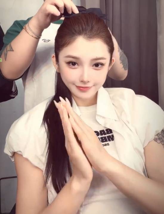 吴艳妮留回长发引发热议：伴随音乐跳手势舞尽显好心情