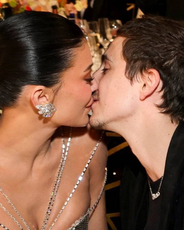 金小妹怀抱男友甜茶的影帝奖杯拍美照，身材简直太绝了！