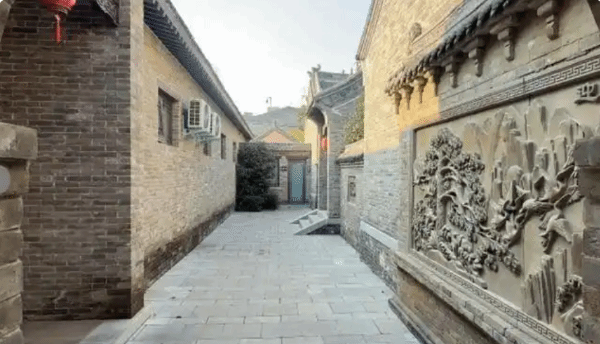 600年历史的古村落转型为“竖店”，全村男女老少皆参与拍戏，连驴子一天的片酬都高达500元