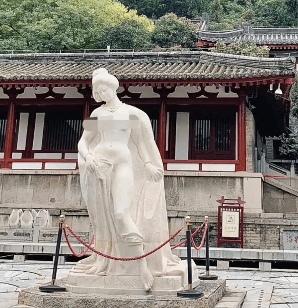 华清池杨贵妃出浴雕像遭批“不雅”景区作出回应