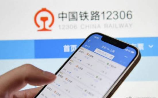 12306就一等座不允许无座旅客停留作出回应，明确无座车票仅可在二等座车厢内乘坐或站立。