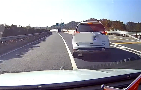 高速上随意变道停车致后方两车追尾：未发生接触的司机仍需承担全部责任！