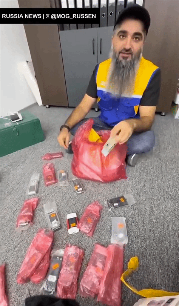 利比亚男子采购的一批全新诺基亚功能机，在海关积压长达16年