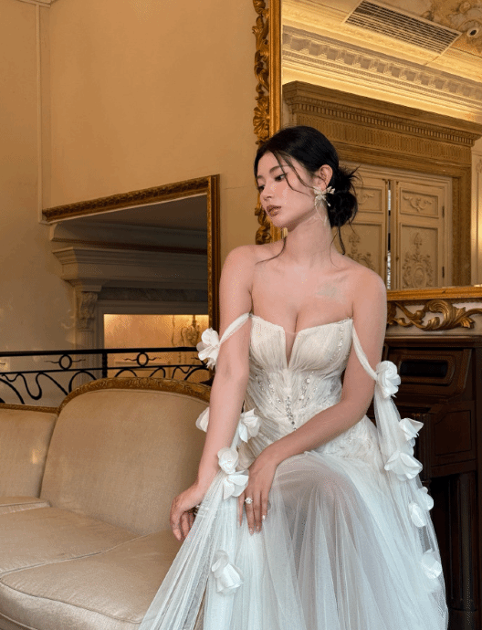 “浩浩妈”深夜晒出体重照，调侃自己65KG的体重实在太胖了