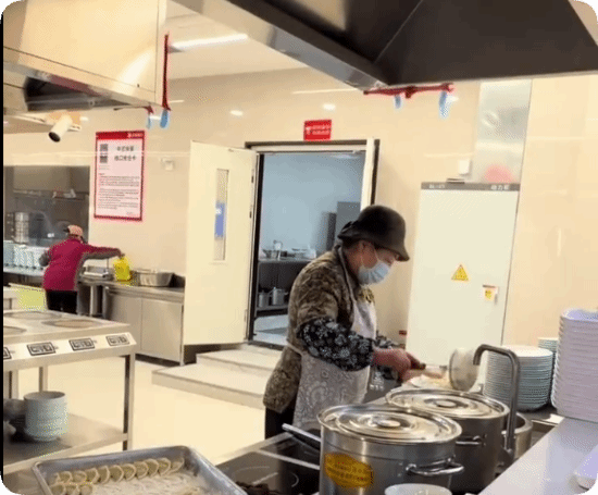 绝非刻意作秀！刘强东的母亲现身京东食堂包饺子，几乎每日都会前来