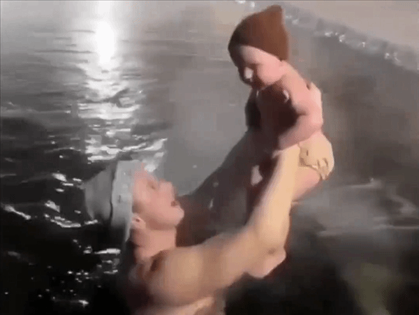 在零下三十摄氏度的环境中，一名俄罗斯男子三次将自己一岁的儿子浸入冰水里