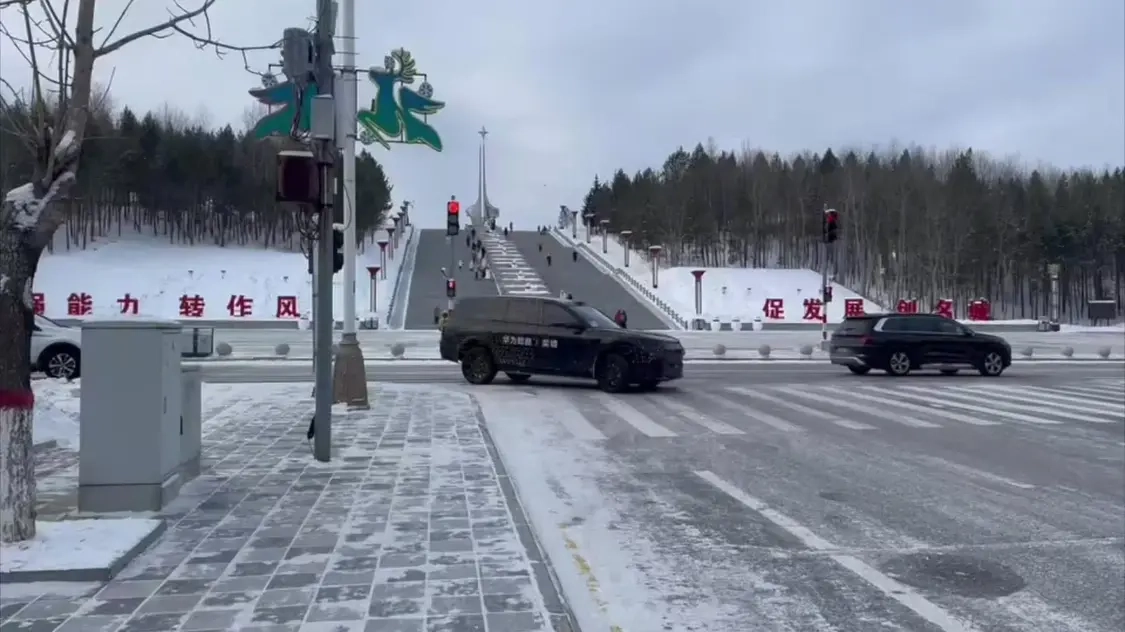 奕境品牌首款车型谍照流出：由华为乾崑与东风联合打造，预计2026年4月于北京车展正式登场