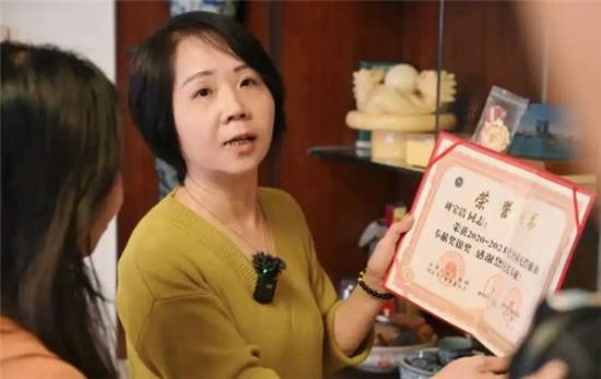 拥有熊猫血的女子坚持28年不熬夜只为献血，累计献血量已达9200毫升