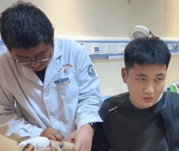 孩子写作业磨蹭，30分钟仅完成18个字，父亲气到怒捶桌子，结果导致自己手部骨折