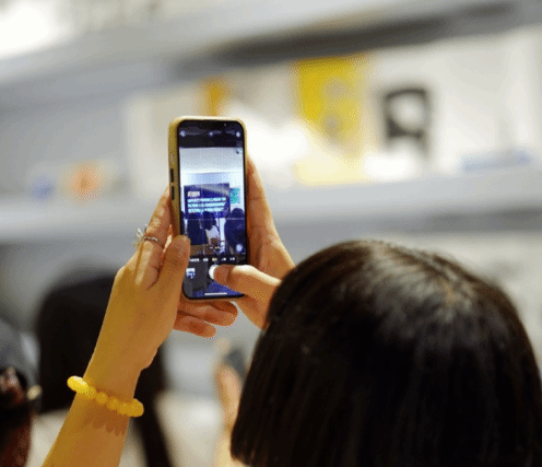 《人民日报》点名批评自媒体摆拍造假行为：不仅占用公共资源，还会误导公众认知