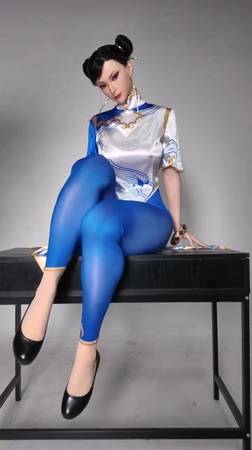 这双腿究竟属于谁的一生？《街霸》春丽等身人偶视频呈现