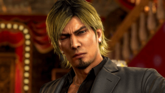 《如龙极3》中留存着2009年的流行文化印记，其中一个体现便是角色们使用的翻盖手机