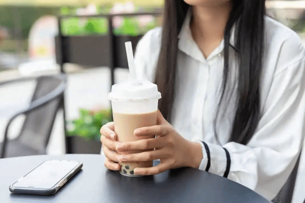 员工因上班期间饮用奶茶遭公司解雇，劳动仲裁时企业承认此举实为裁员手段