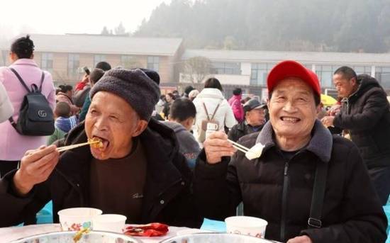 村庄免费年猪宴每日设400桌3万民众赴宴有人凌晨5点到场