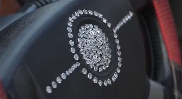 消防实测方向盘贴钻有多危险？看完让人后背发凉：瞬间成“伤人利器”