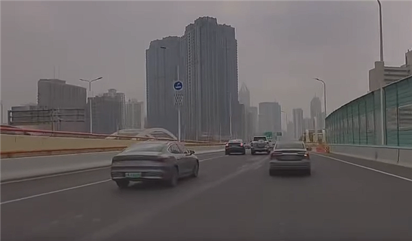 路怒行为不可取！坦克500违规变道后别车，特斯拉车主怒踩油门致其翻车