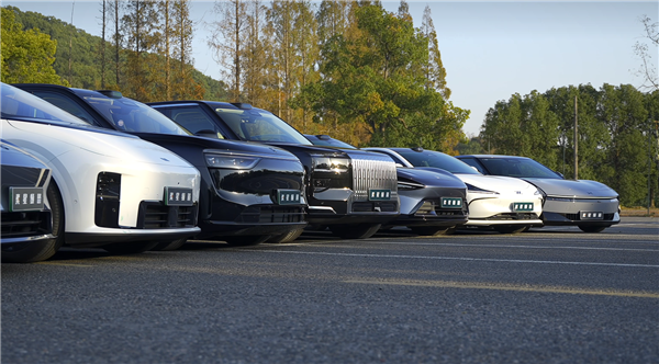 媒体实测9车智驾横评，唯一真神非华为莫属