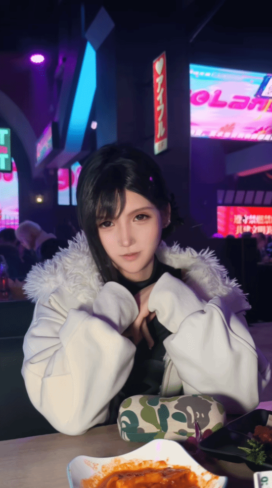 “抖音顶流蒂法”酒馆微醺出镜！这次的气质竟撞脸东山小红？