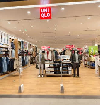 在優衣庫小程序退貨，郵費需要自己承擔嗎？在優衣庫小程序購買的商品能夠去實體店退貨嗎？